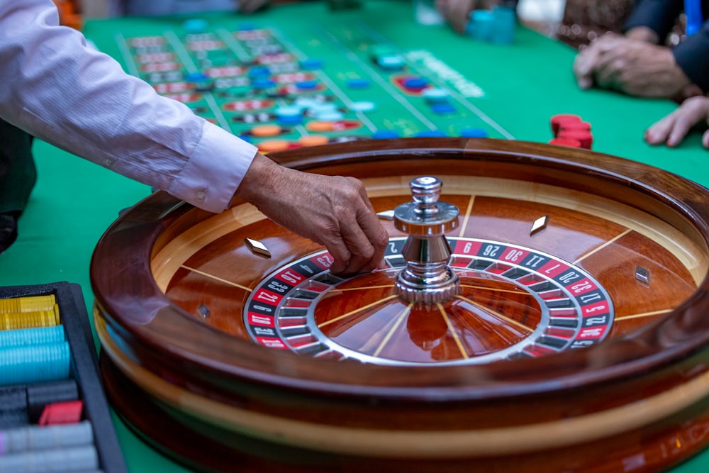 Roda roulette dan chip kasino