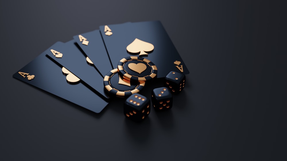 Kartu poker dan chip di atas meja