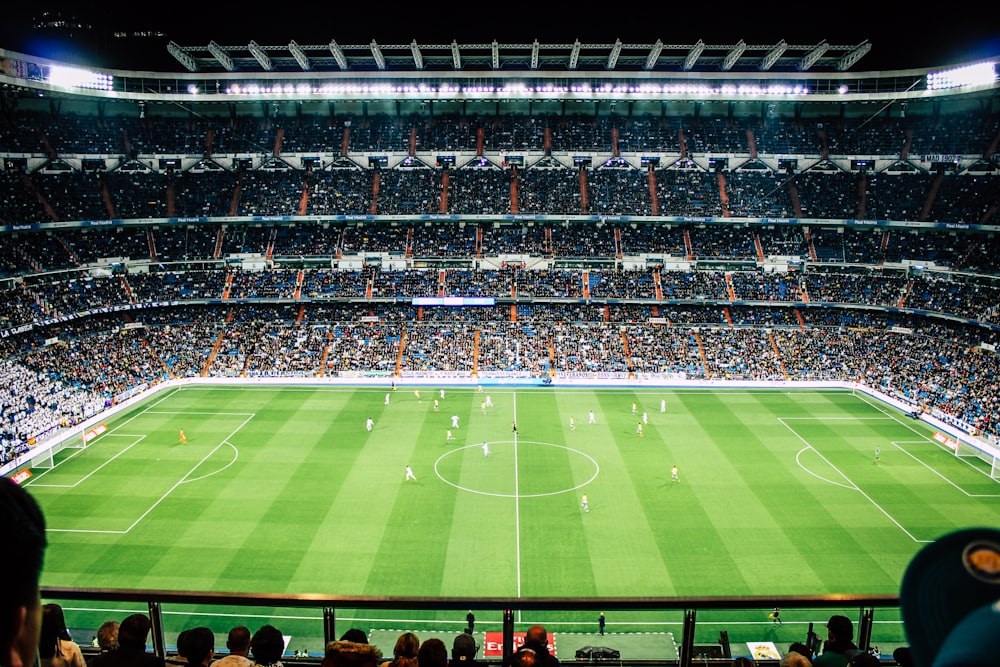 Stadion sepak bola saat pertandingan malam