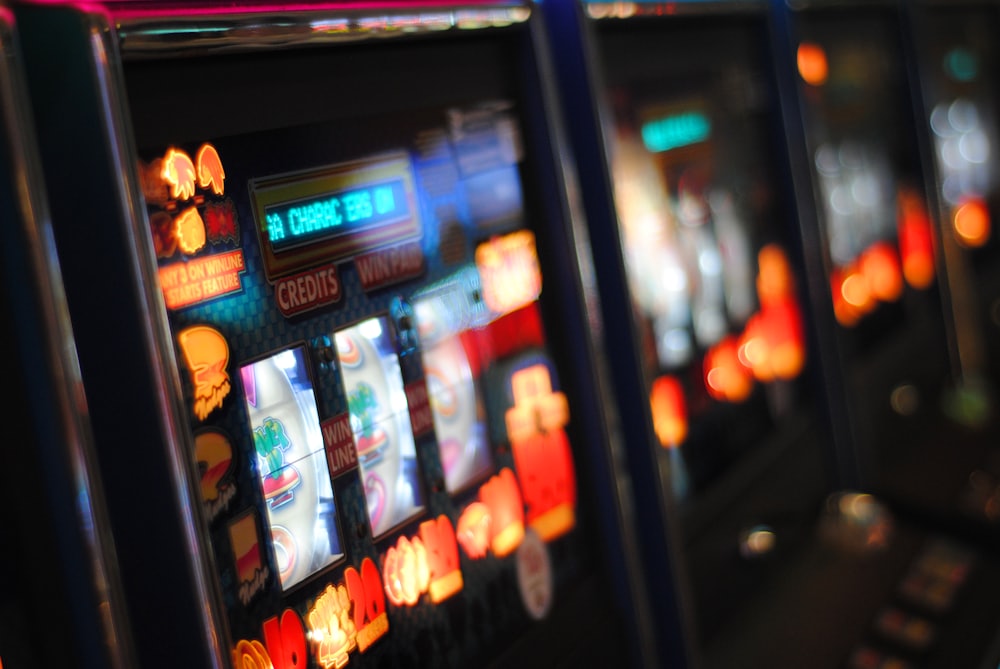 Mesin slot dengan pencahayaan ungu